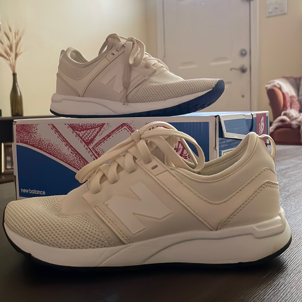 New balance tennis shoes